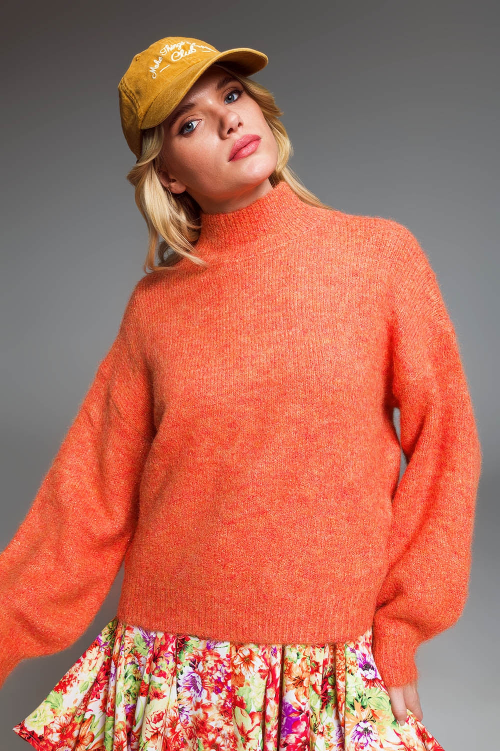 Pull avec collier style cheminée en fil métallique orange