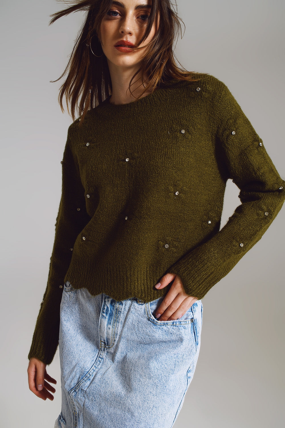 Pull avec des fleurs tricotées et brodées en vert foncé