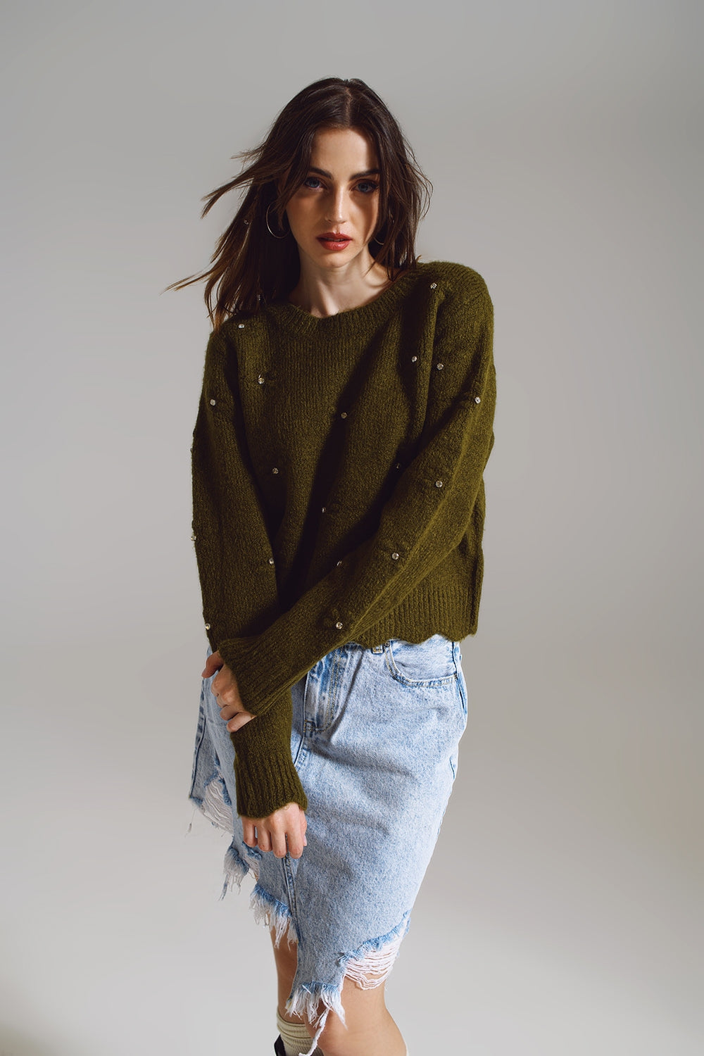 Pull avec des fleurs tricotées et brodées en vert foncé