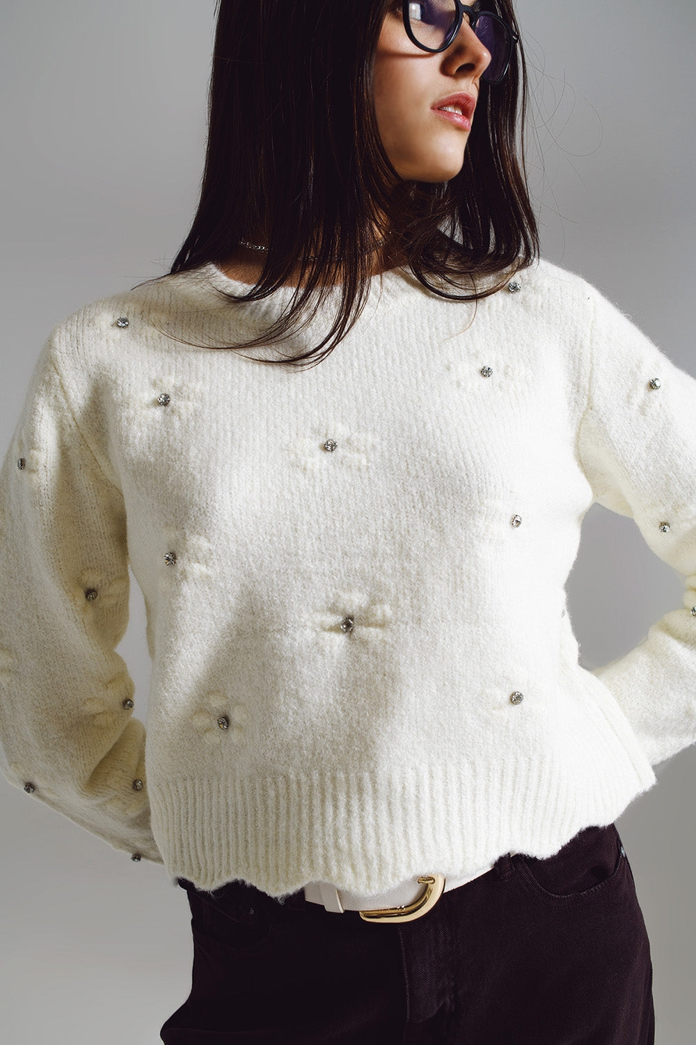 Pull avec des fleurs tricotées et ornées de strass en blanc