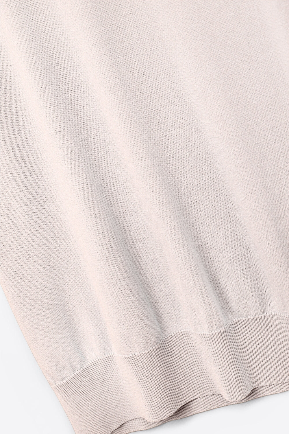 Pull beige à col roulé et manches courtes ajustées