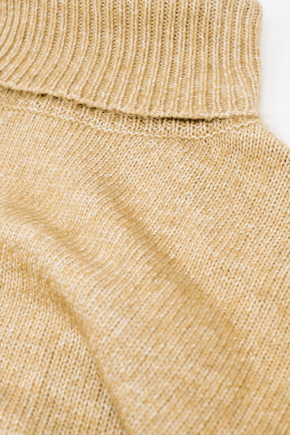 Pull beige à col roulé et manches tombantes