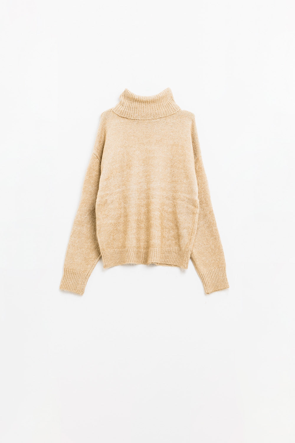 Pull beige à col roulé et manches tombantes