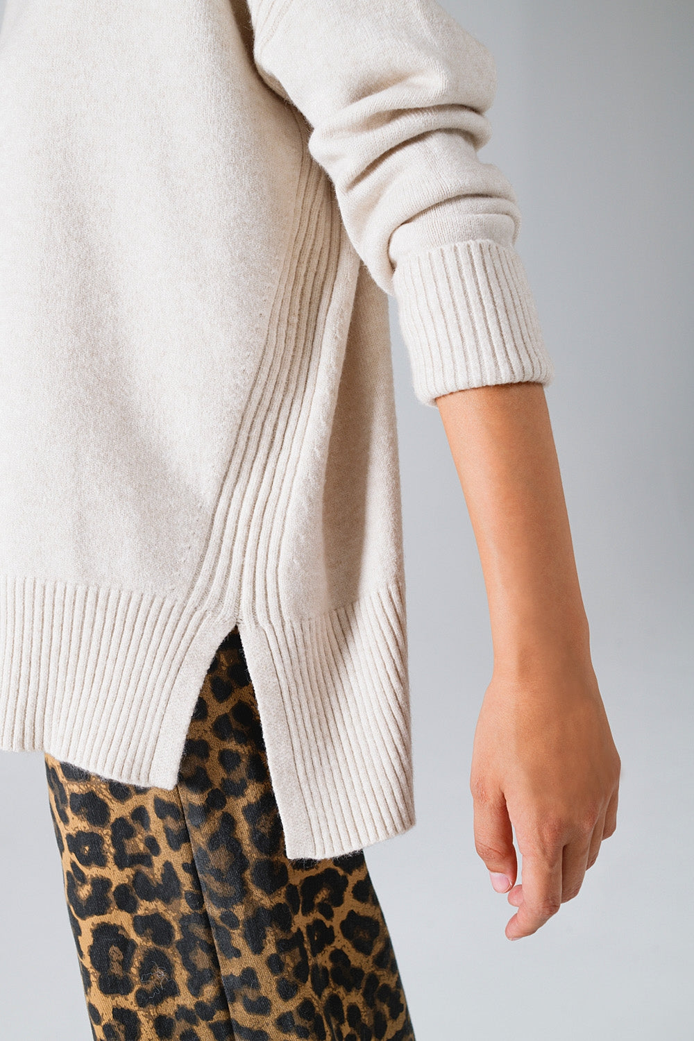 Pull beige à manches longues avec paillettes sur les épaules