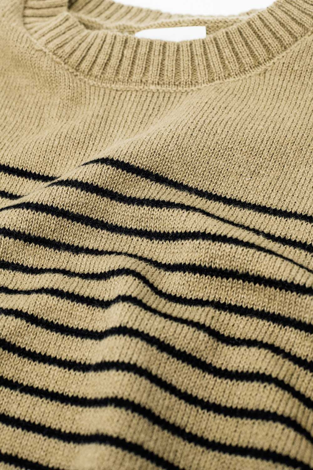 Pull beige à rayures noires et col bateau