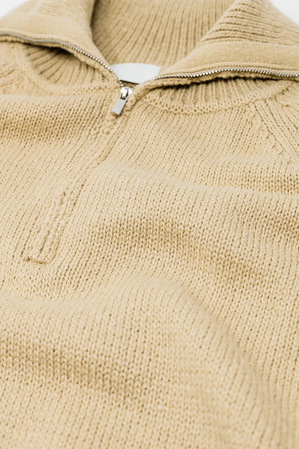 pull beige avec fermeture à glissière