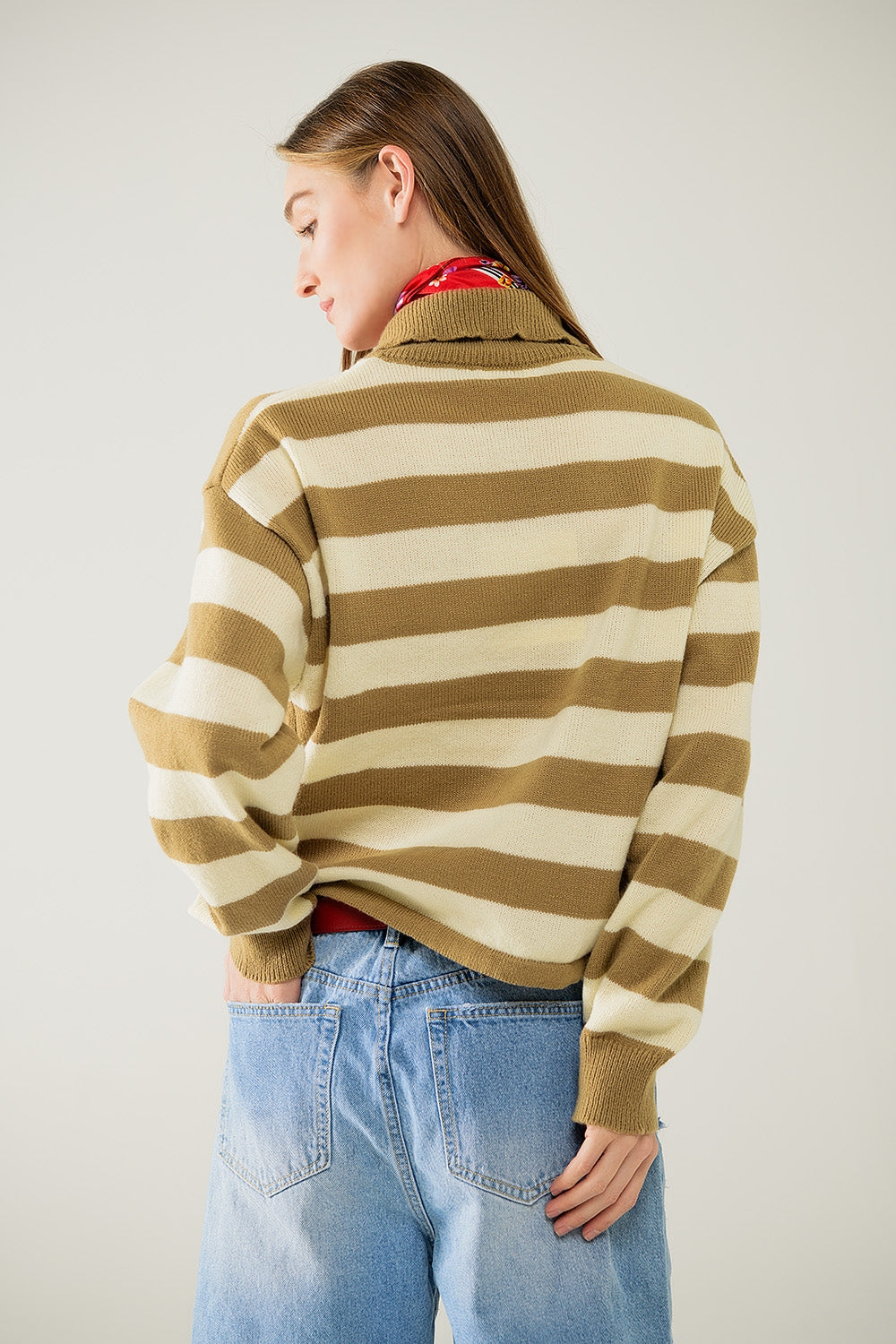 Pull beige rayé avec fermeture à glissière