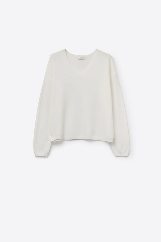 Q2 Pull blanc à col en V en maille fine et texture linéaire subtile