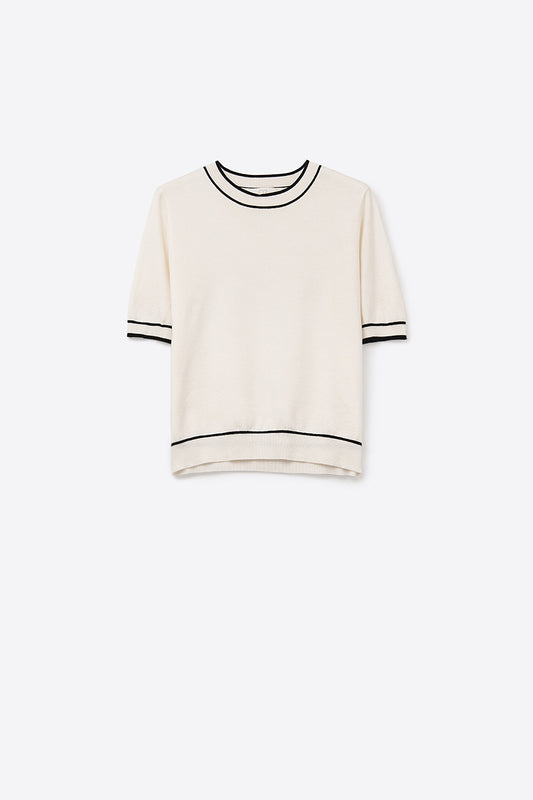 Q2 Pull blanc à manches courtes et lignes noires