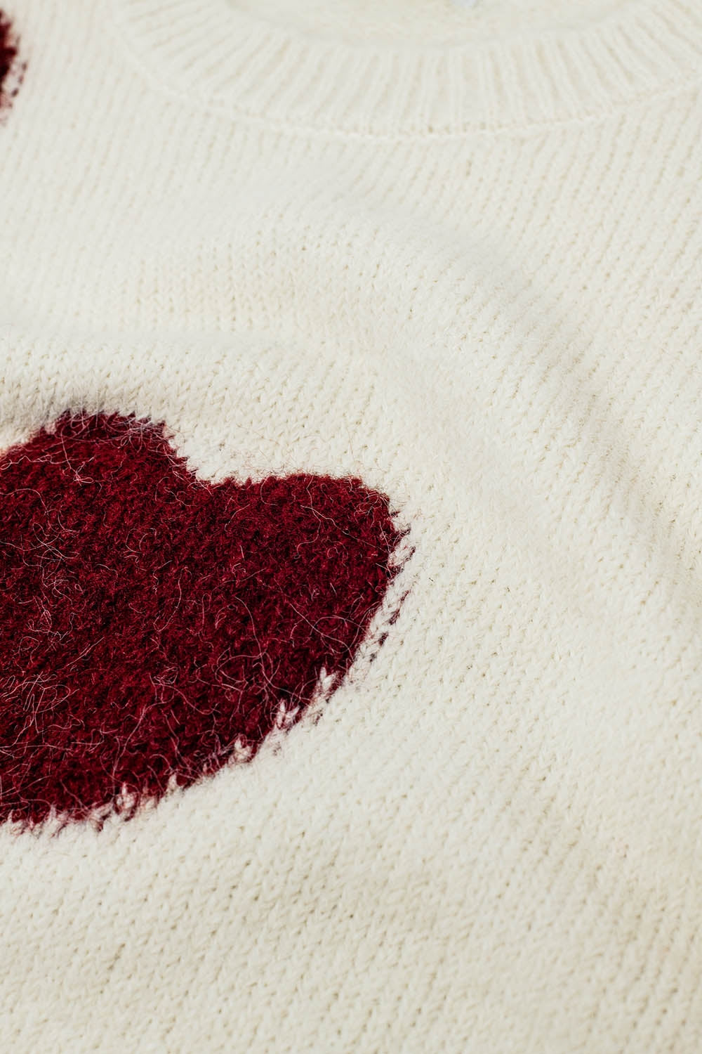 pull blanc douillet avec coeurs rouges