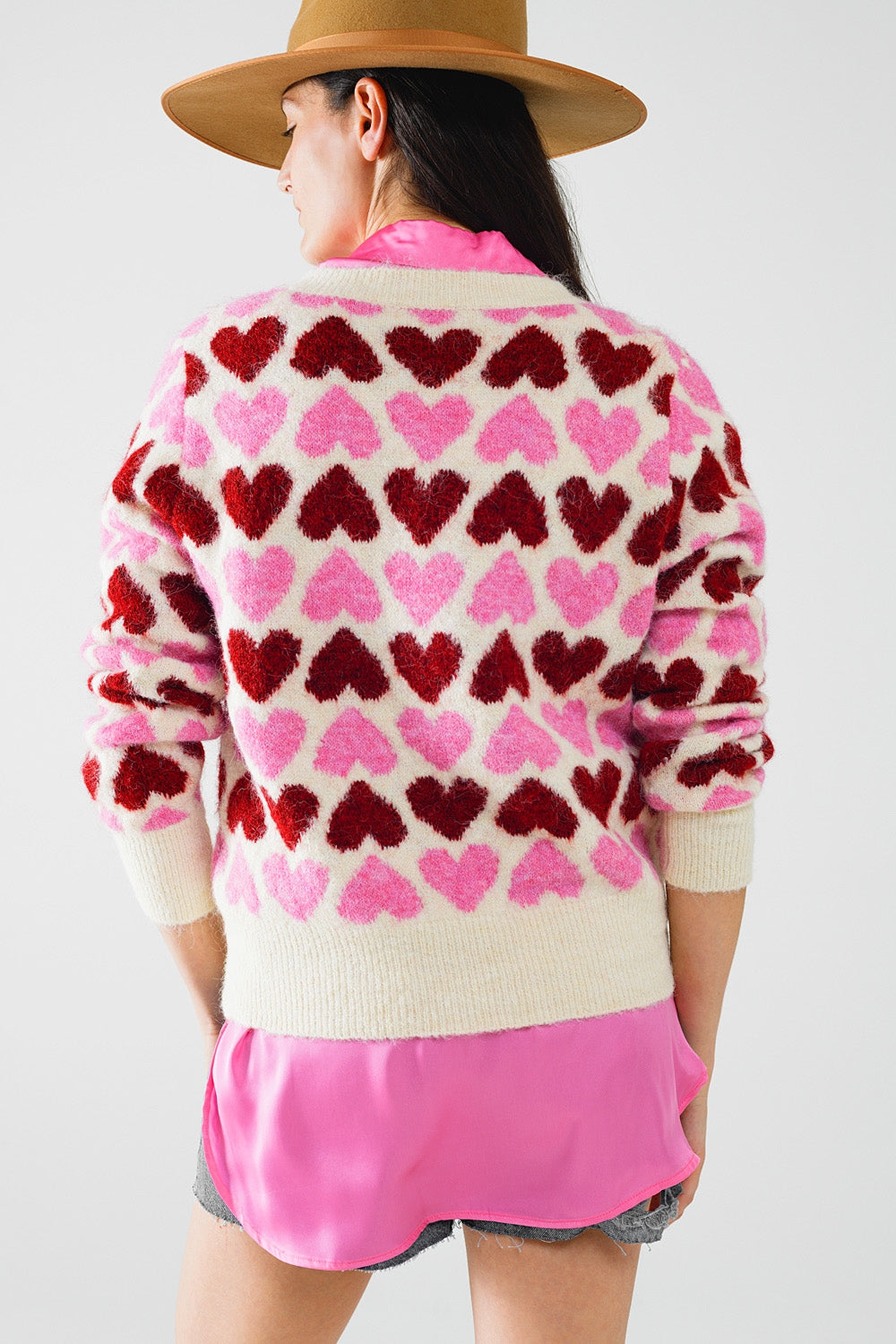 Pull blanc douillet avec des cœurs roses