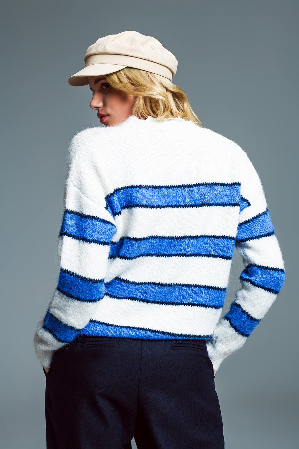 Pull blanc doux à rayures bleues