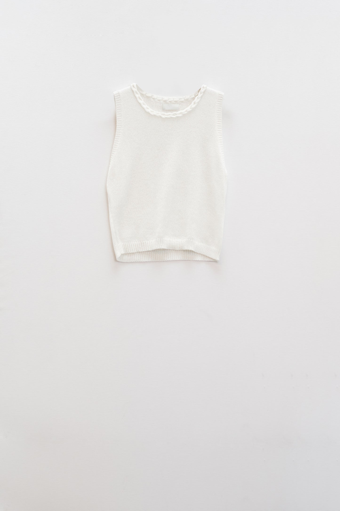 Pull blanc sans manches avec encolure ras du cou et détails de tresses à l'encolure
