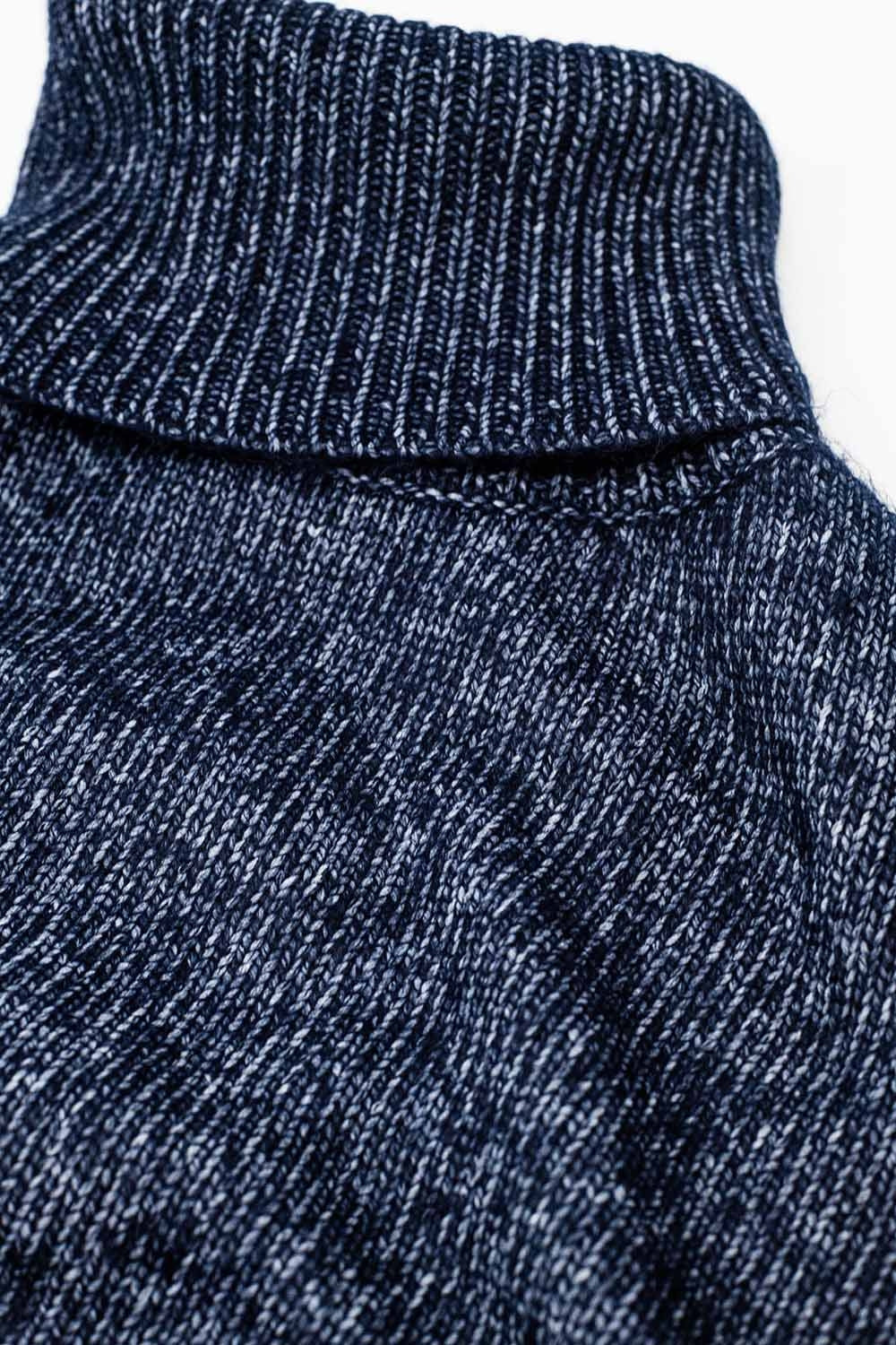 Pull bleu à col roulé et manches tombantes