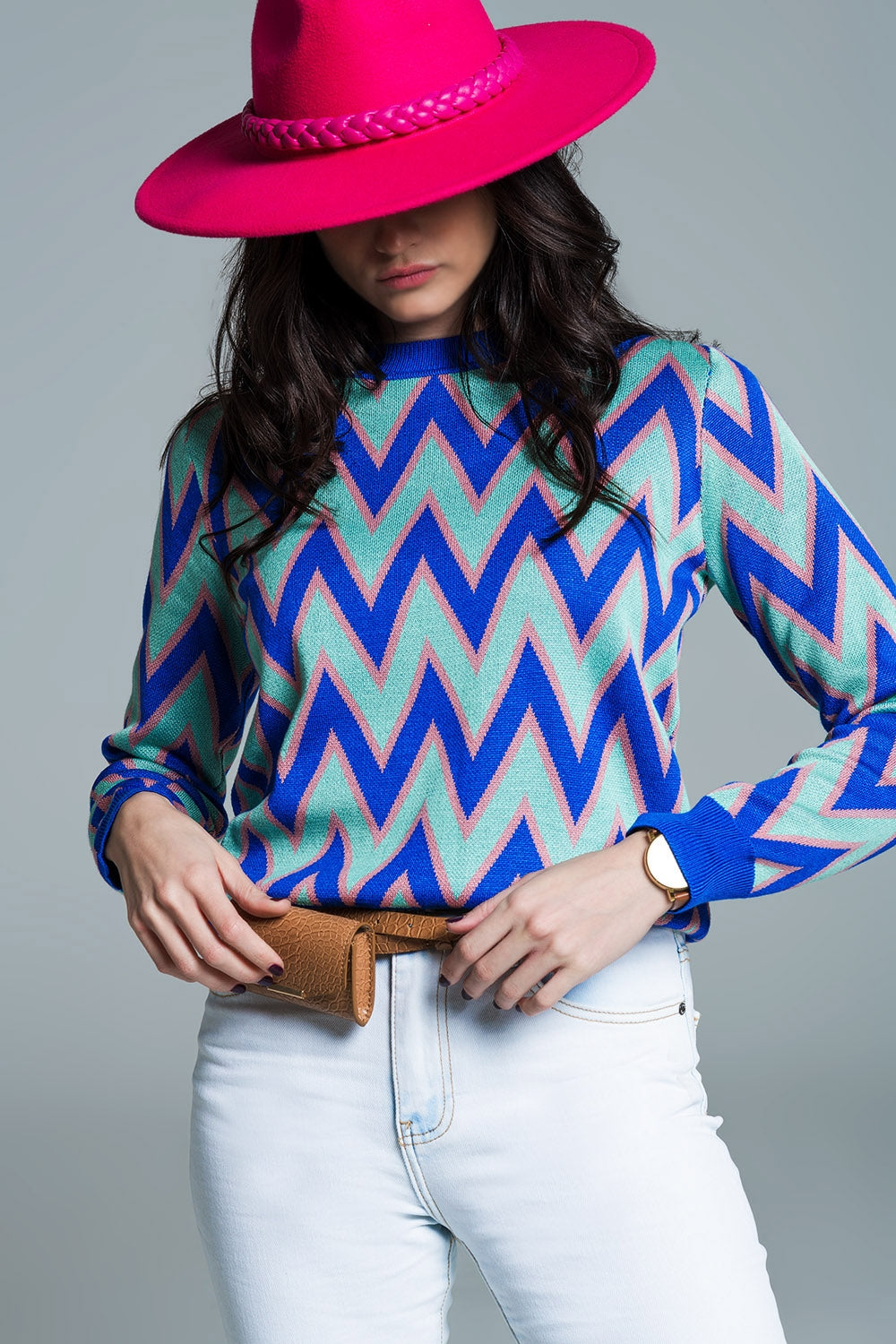 Pull bleu avec imprimé zig zag en bleu avec détails roses