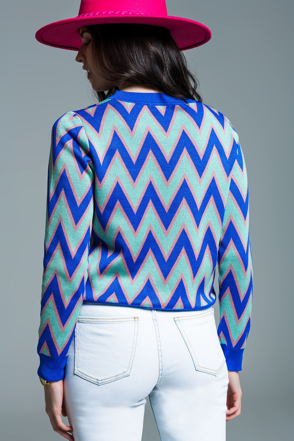 Pull bleu avec imprimé zig zag en bleu avec détails roses