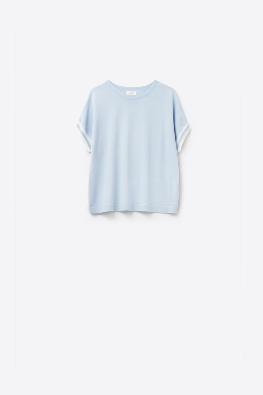 Pull bleu bébé avec détail contrastant blanc