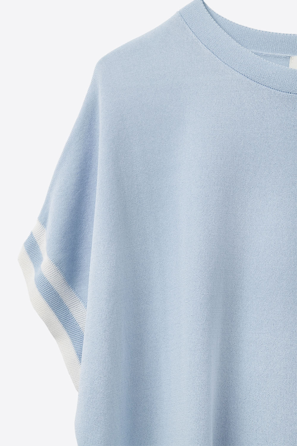Pull bleu bébé avec détail contrastant blanc