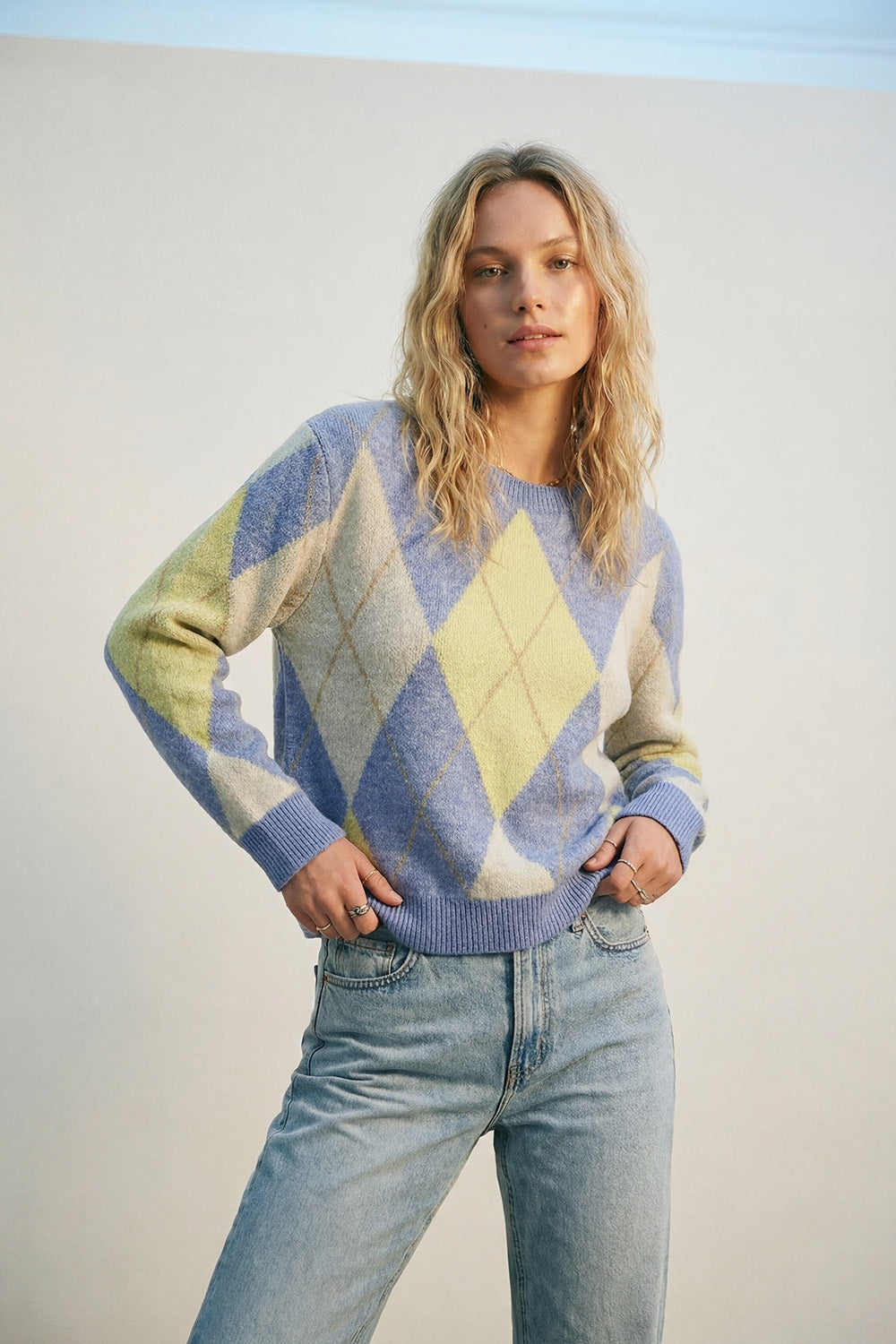 Pull bleu et jaune à motifs de losanges en maille douce et moelleuse