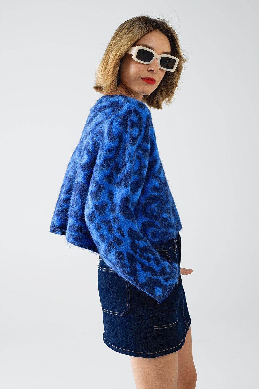 Pull bleu imprimé léopard en tissu tricoté avec de la laine