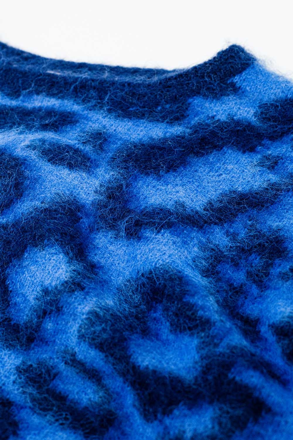 Pull bleu imprimé léopard en tissu tricoté avec de la laine