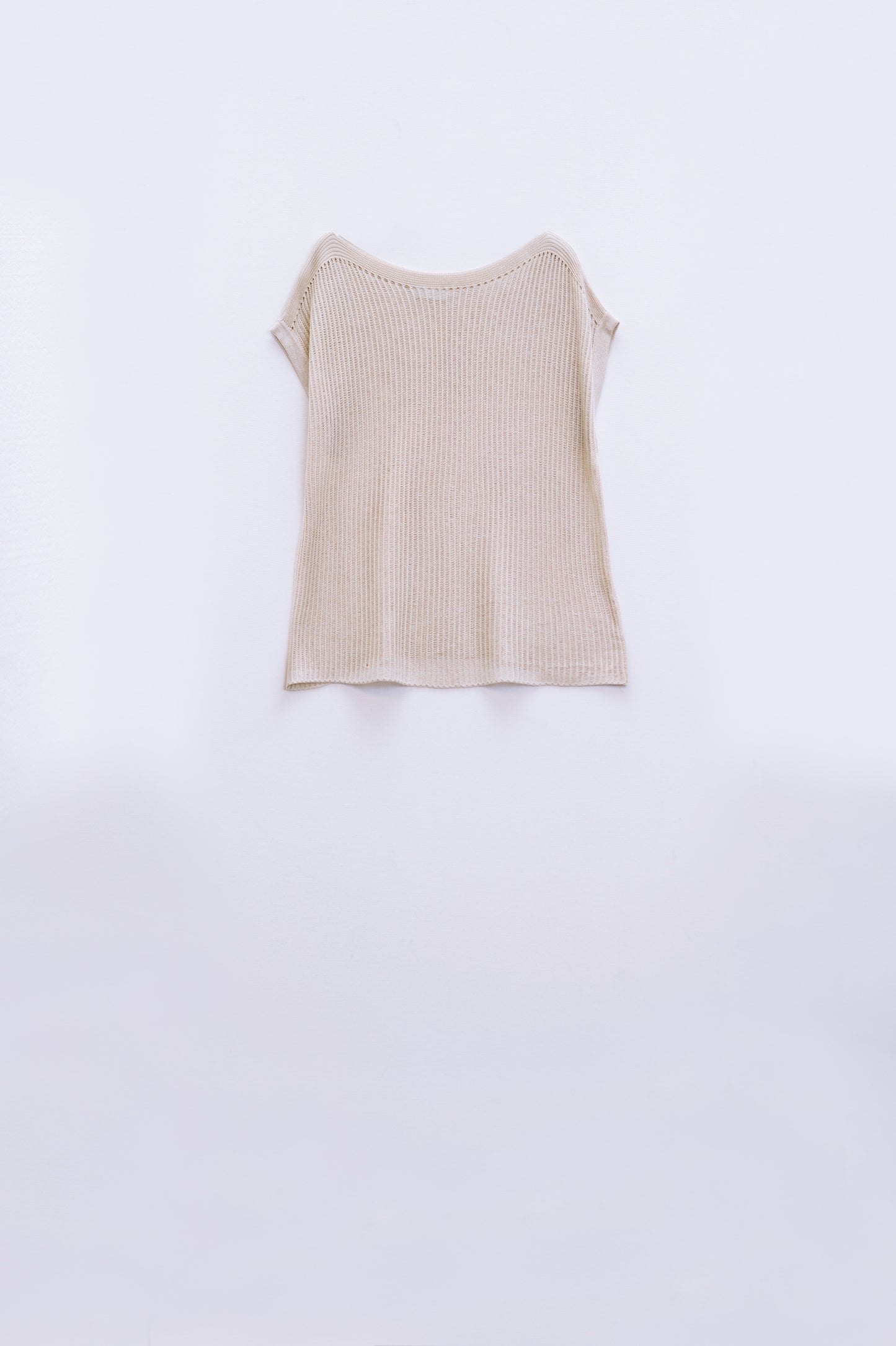 Pull côtelé à encolure bateau avec manches courtes en beige