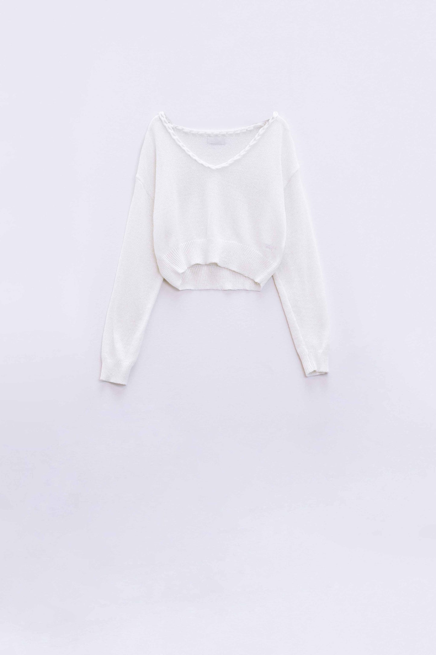Q2 Pull crème à large col en V avec détails tressés