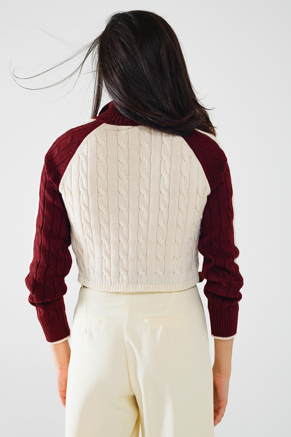 pull cropped blanc et bordeaux avec fermeture éclair au niveau du cou