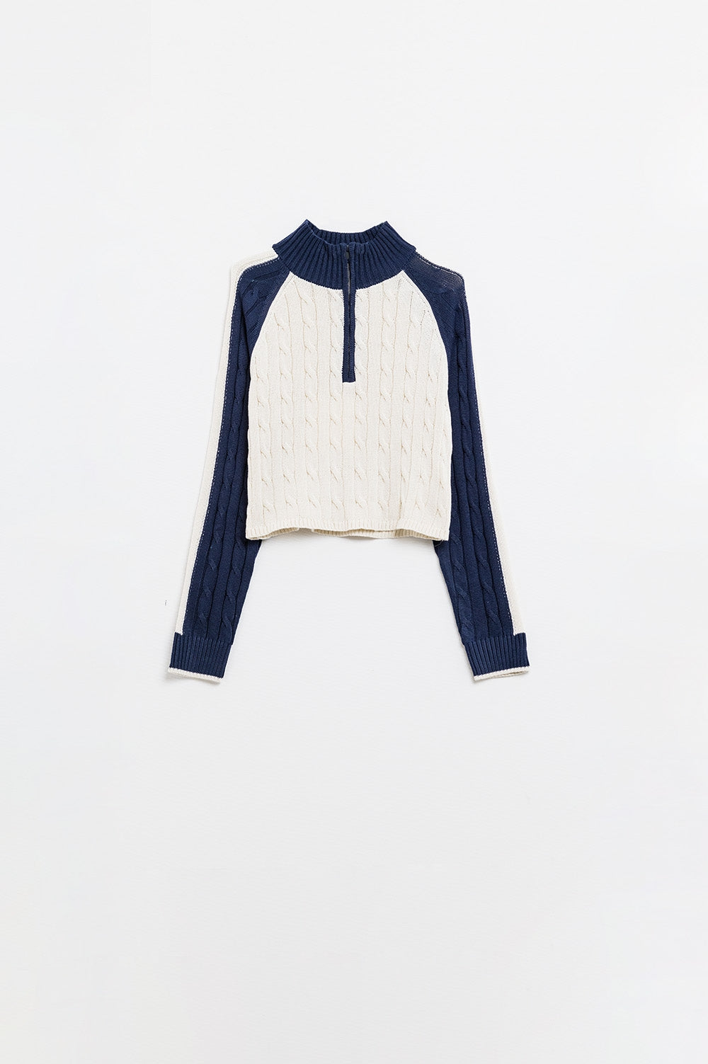 pull cropped blanc et marine avec fermeture éclair au niveau du cou