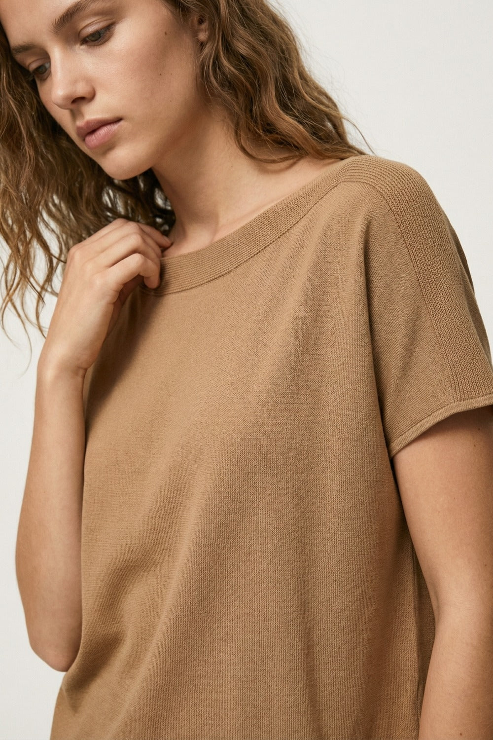 Pull décontracté à col bateau camel et manches tombantes