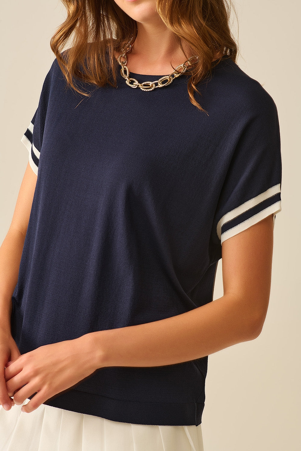 Pull décontracté en bleu marine avec détail contrastant blanc
