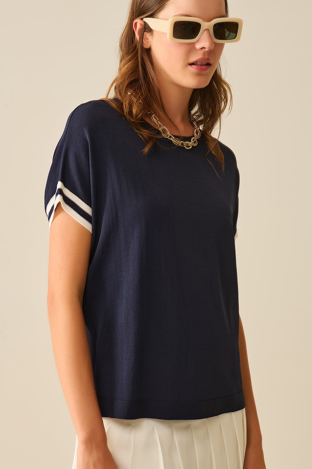 Pull décontracté en bleu marine avec détail contrastant blanc