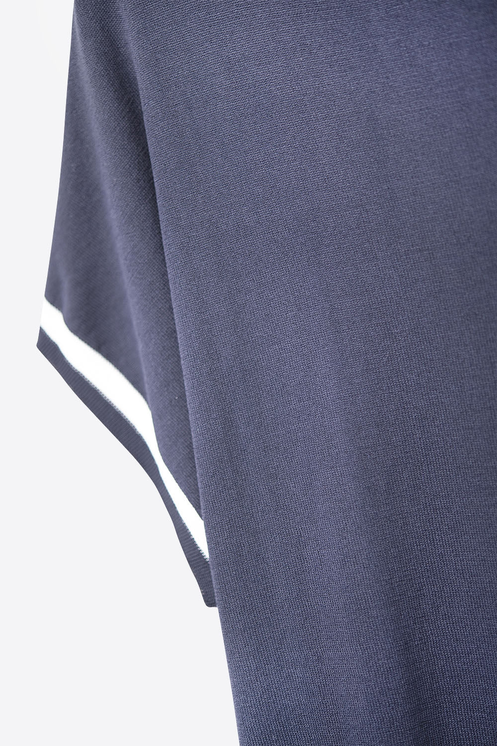 Pull décontracté en bleu marine avec détail contrastant blanc