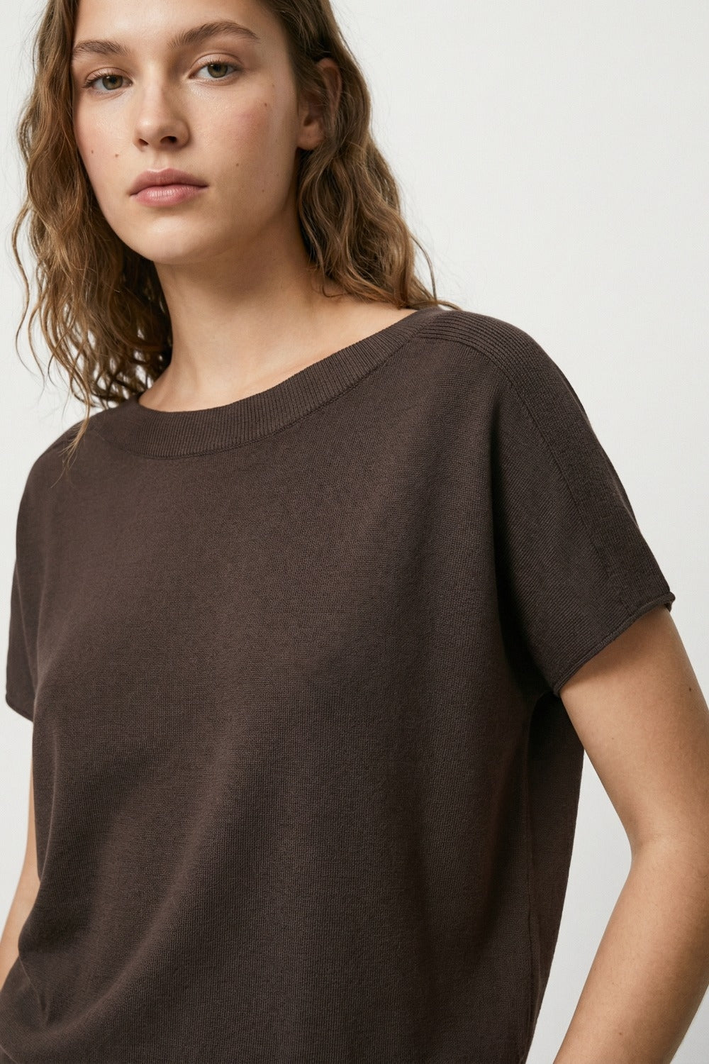 Pull décontracté marron à col bateau et manches tombantes