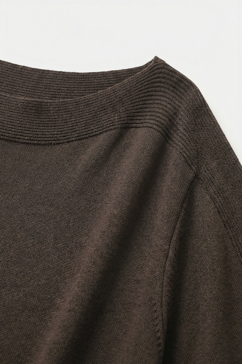 Pull décontracté marron à col bateau et manches tombantes