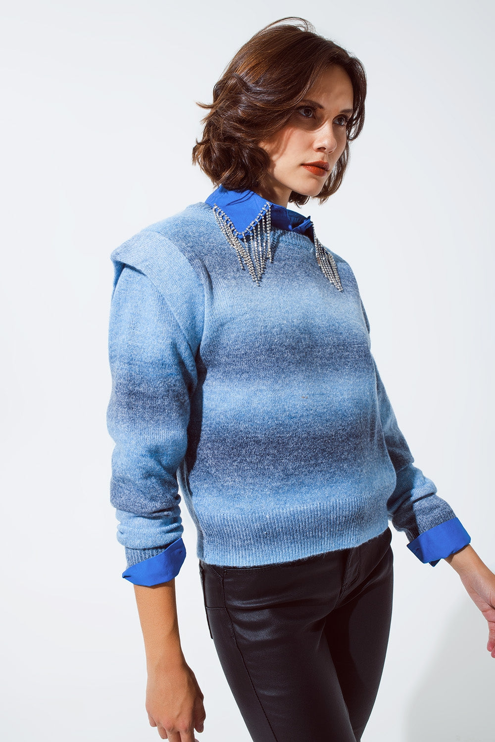 Pull en bleu ombré avec col rond et détails des manches