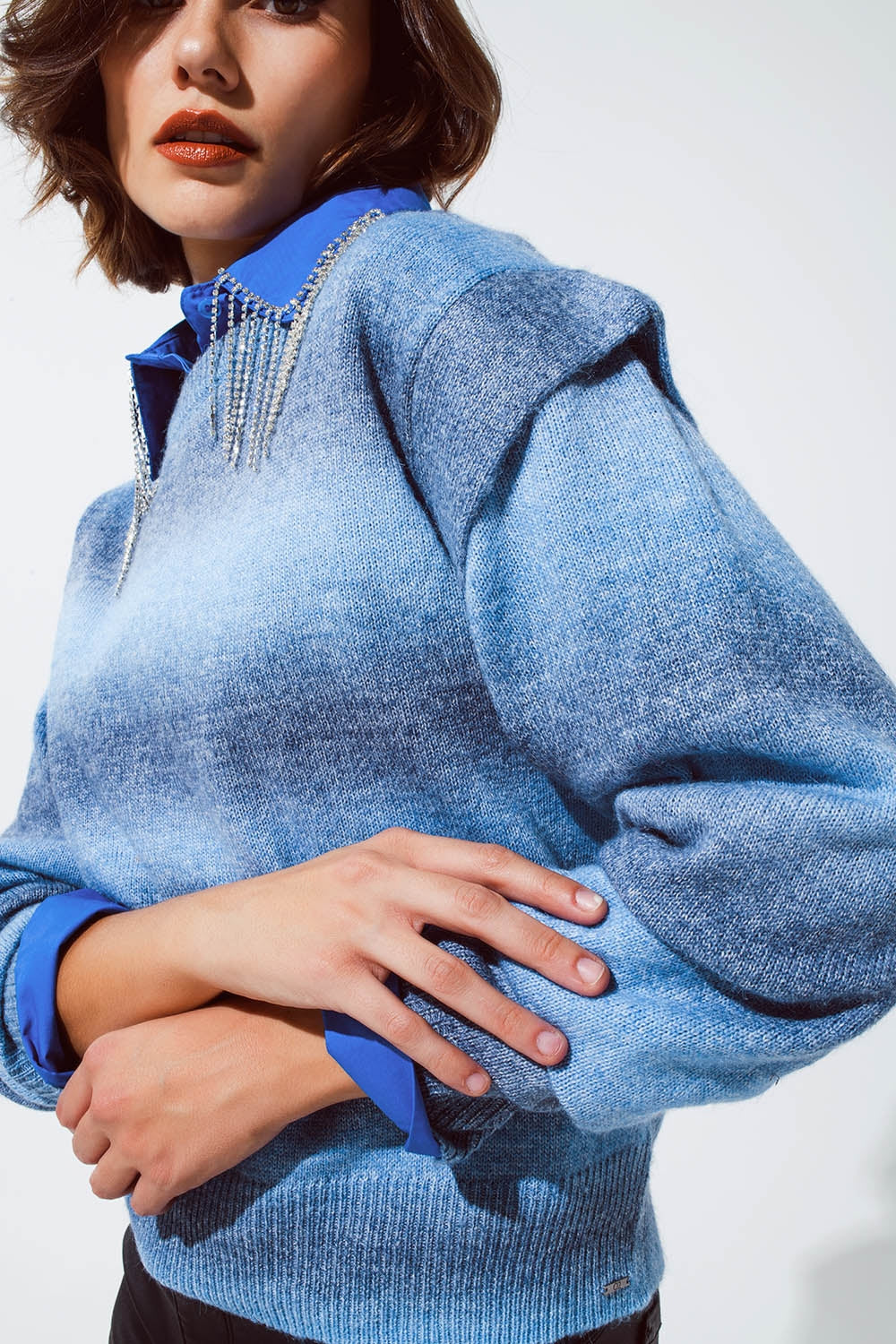 Pull en bleu ombré avec col rond et détails des manches