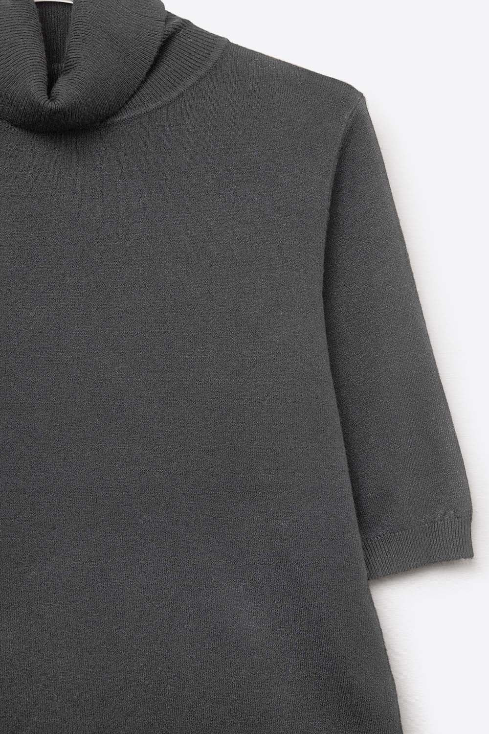 Pull en fine maille noire à col montant et manches coudées