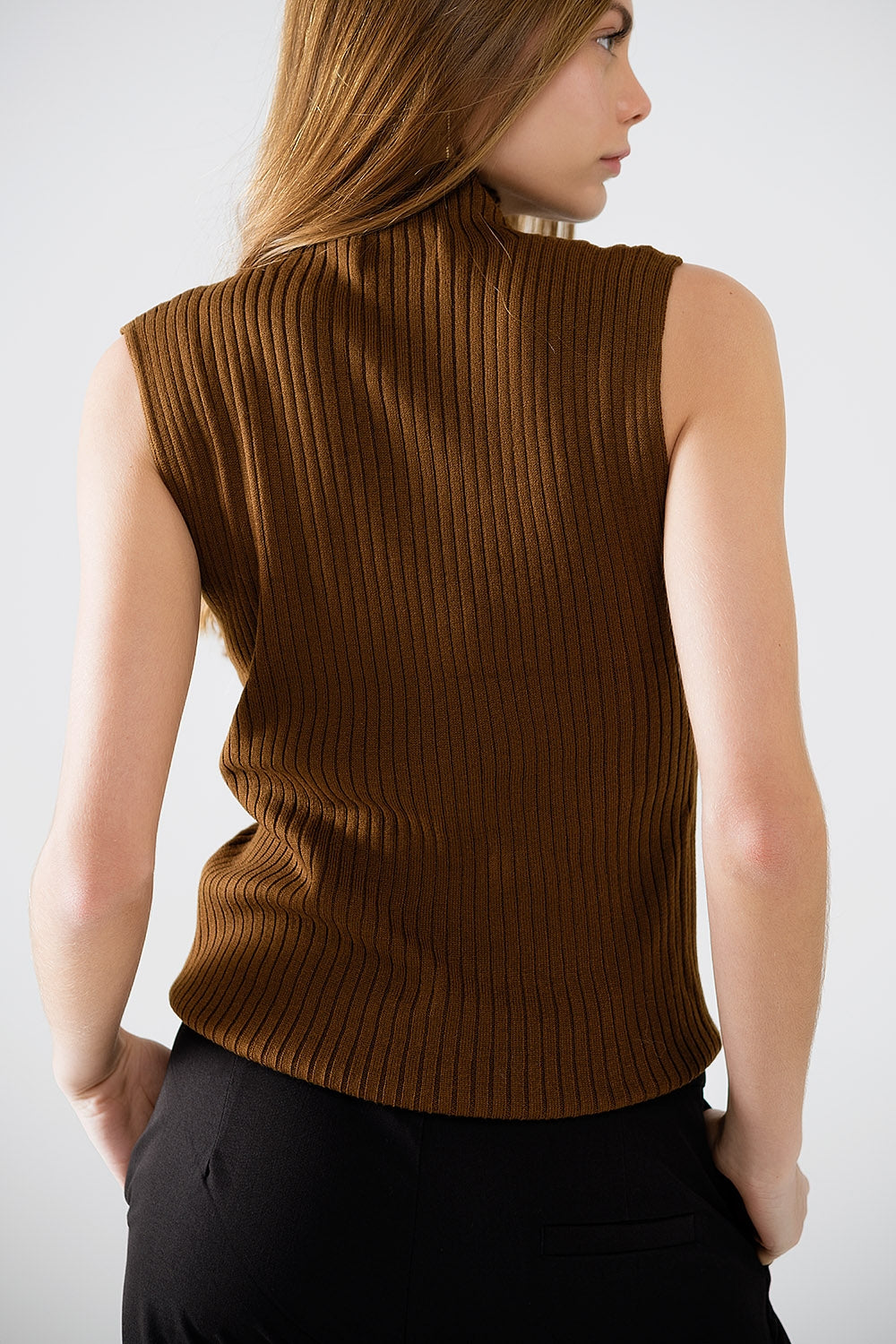 Pull en laine sans manche à maille fine marron