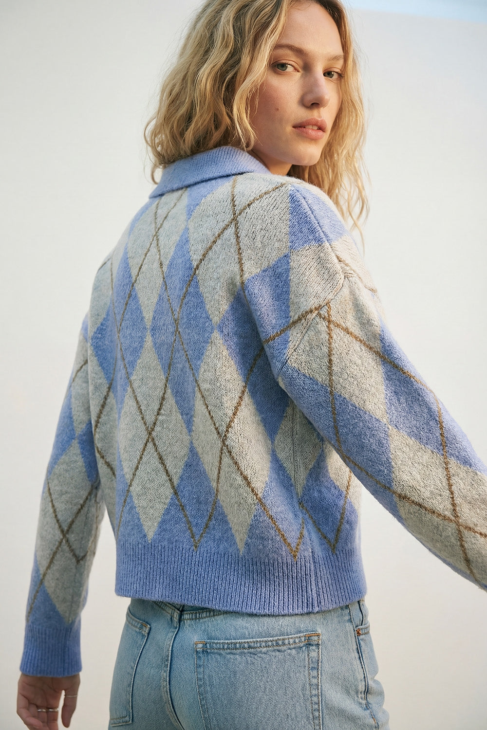 Pull en maille à motif losanges bleu à col polo