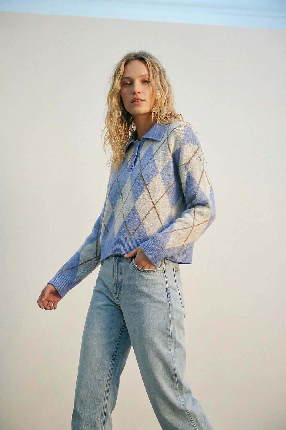 Pull en maille à motif losanges bleu à col polo