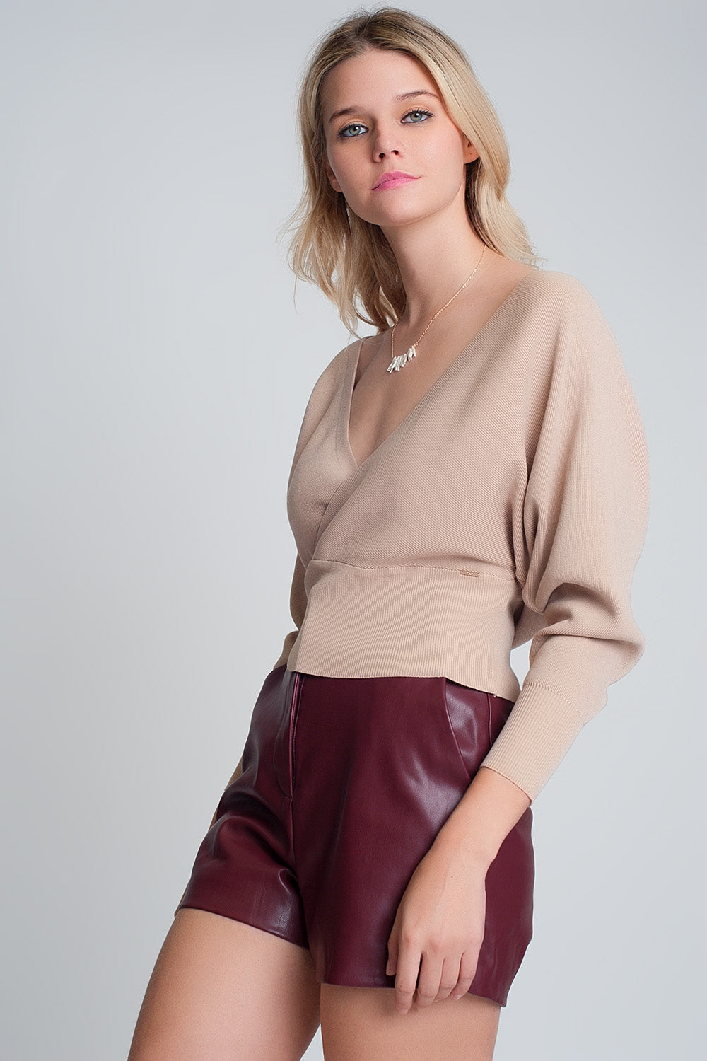 Pull en maille avec col en V enveloppé en beige