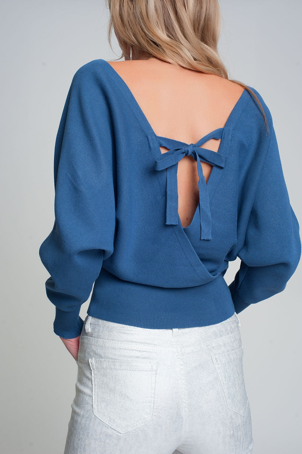 Pull en maille avec col en V enveloppé en bleu