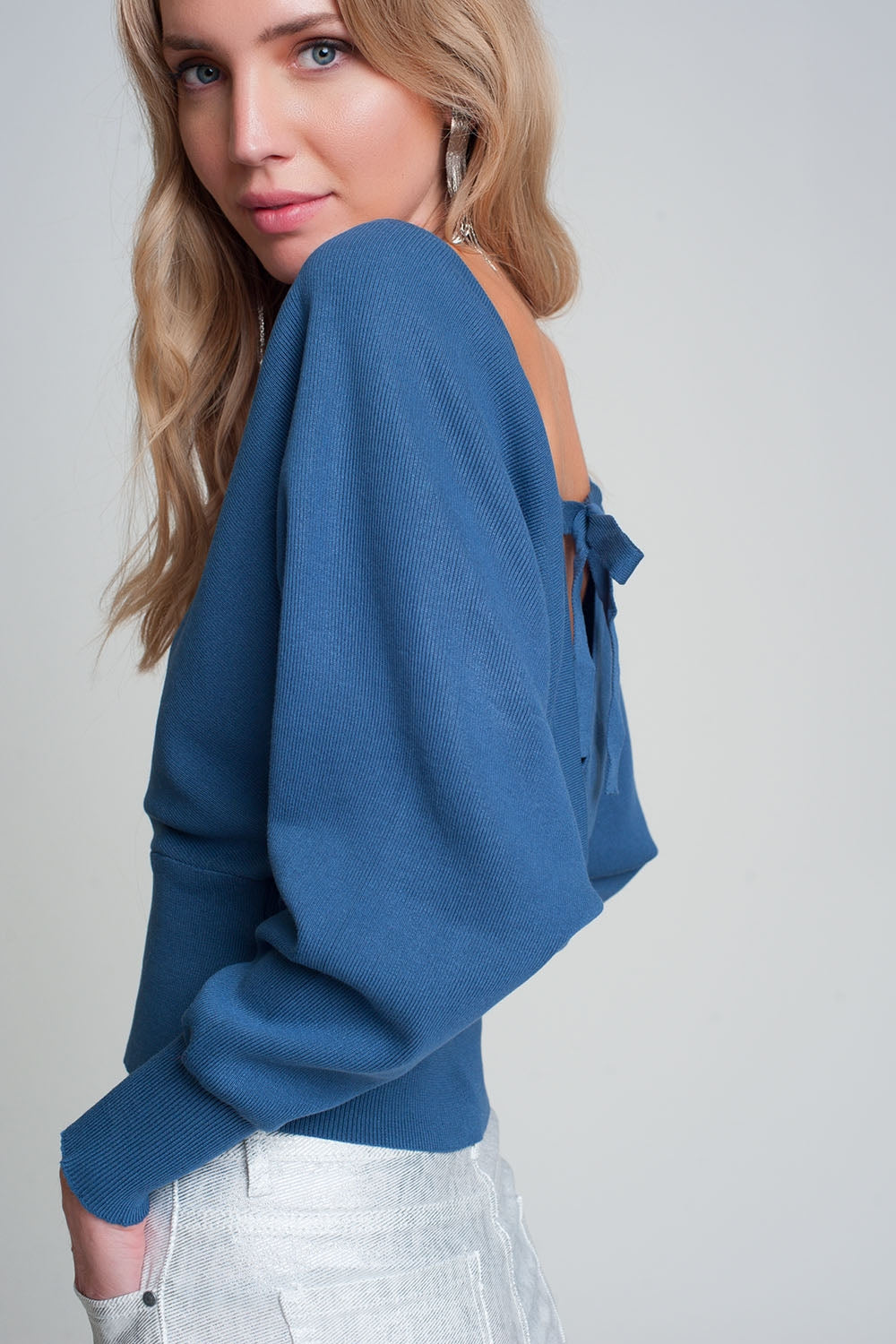 Pull en maille avec col en V enveloppé en bleu