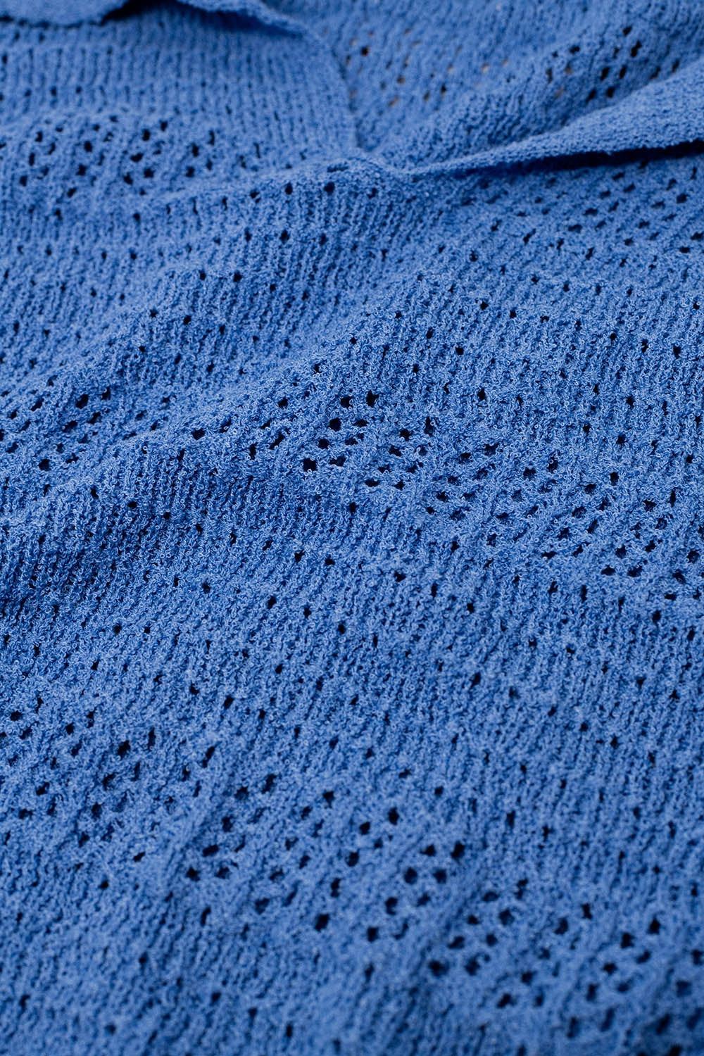 Pull en maille crochetée à col en V et col polo en bleu