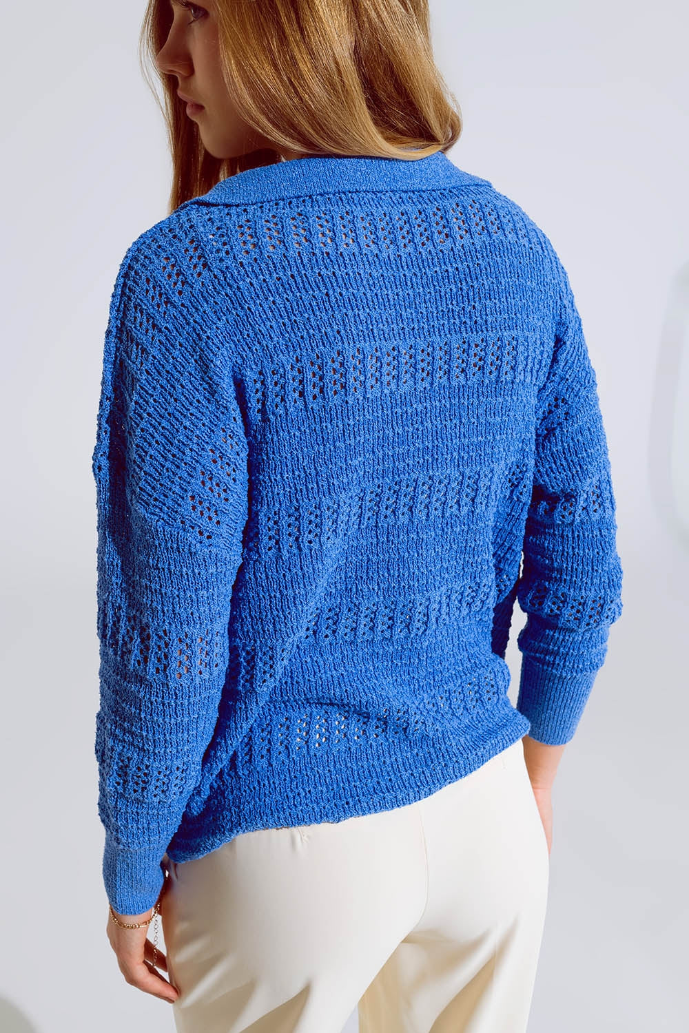 Pull en maille crochetée à col en V et col polo en bleu