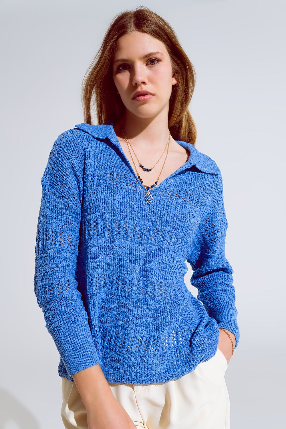 Pull en maille crochetée à col en V et col polo en bleu