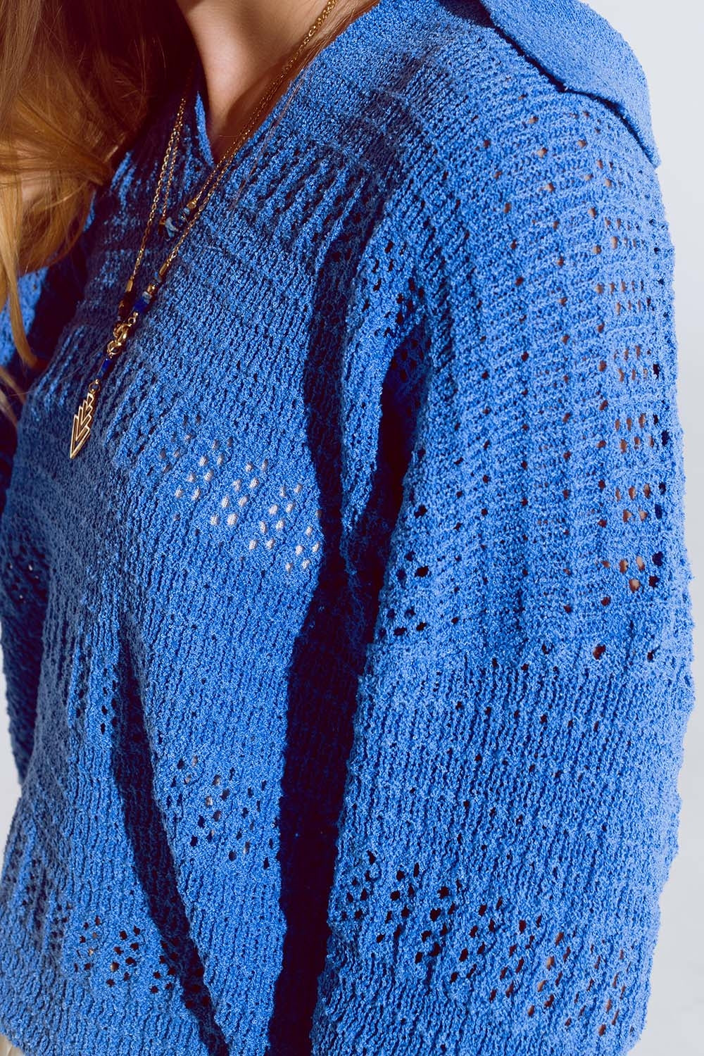 Pull en maille crochetée à col en V et col polo en bleu