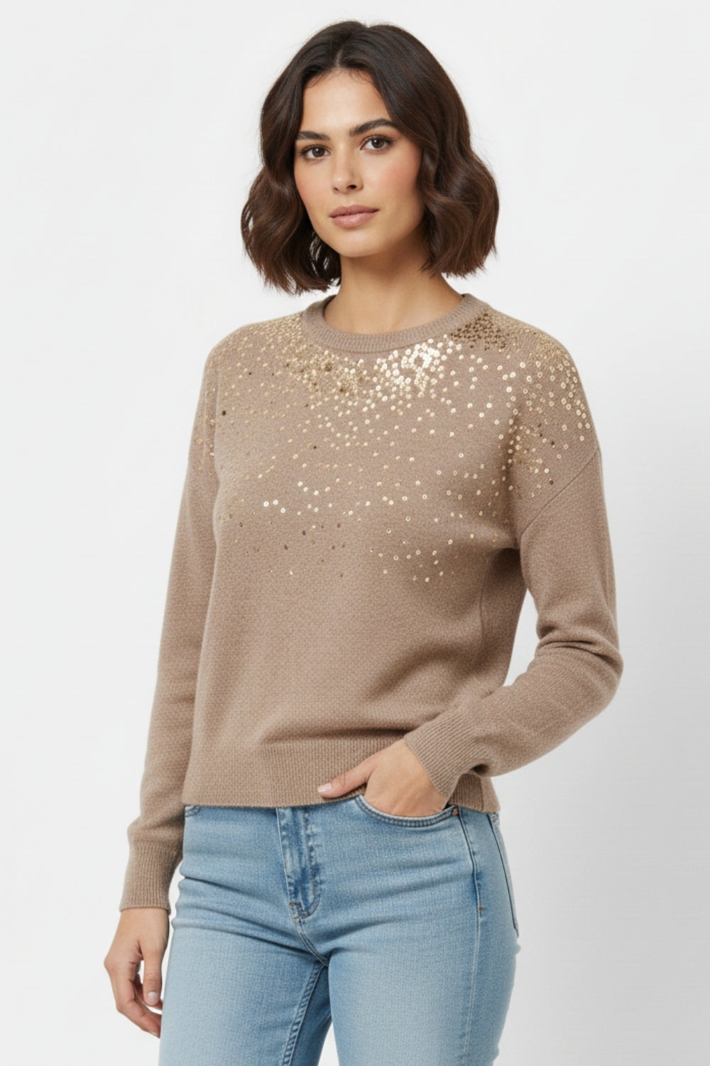 Pull en maille douce beige rehaussé de paillettes sur le devant