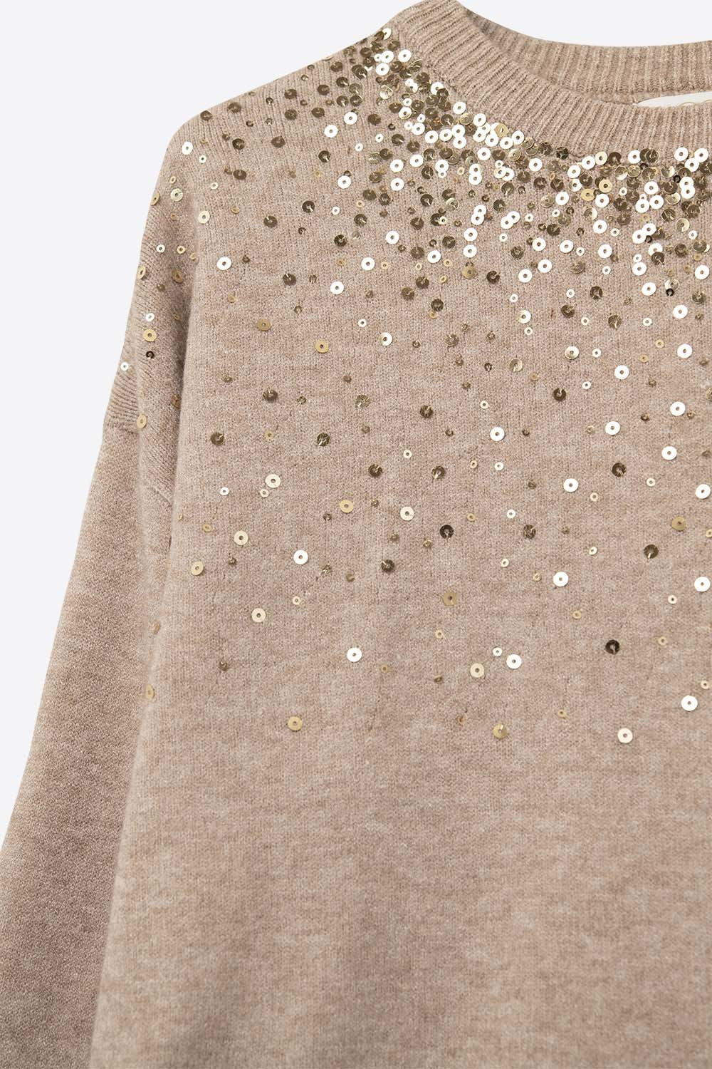 Pull en maille douce beige rehaussé de paillettes sur le devant